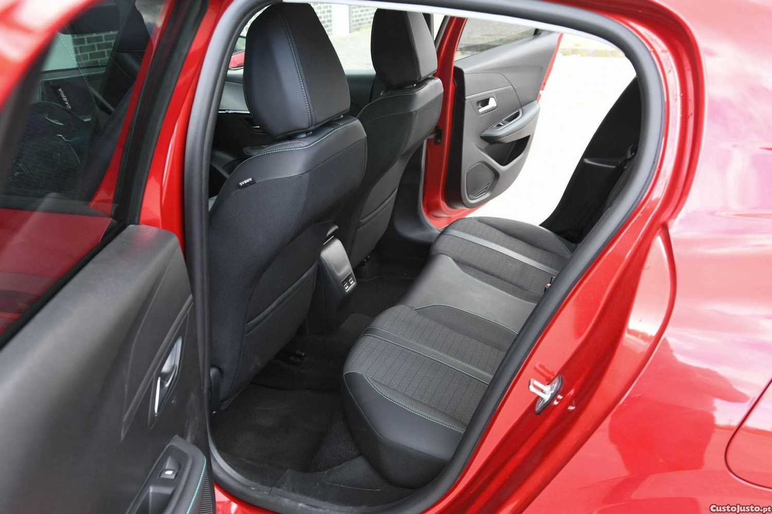 Peugeot 208 1.2 PureTech Allure EAT8 — fotografia 17