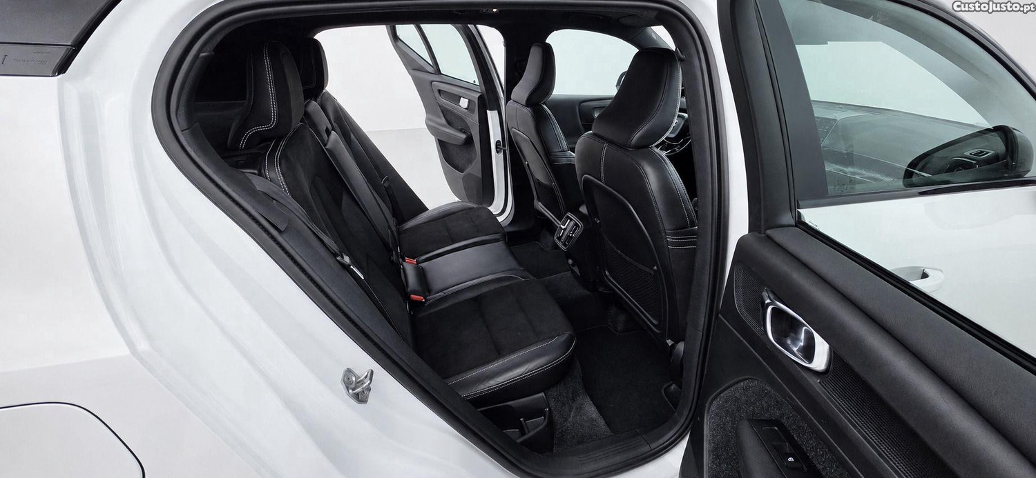 Volvo XC 40 2.0 D4 R-Design AWD — fotografia 2