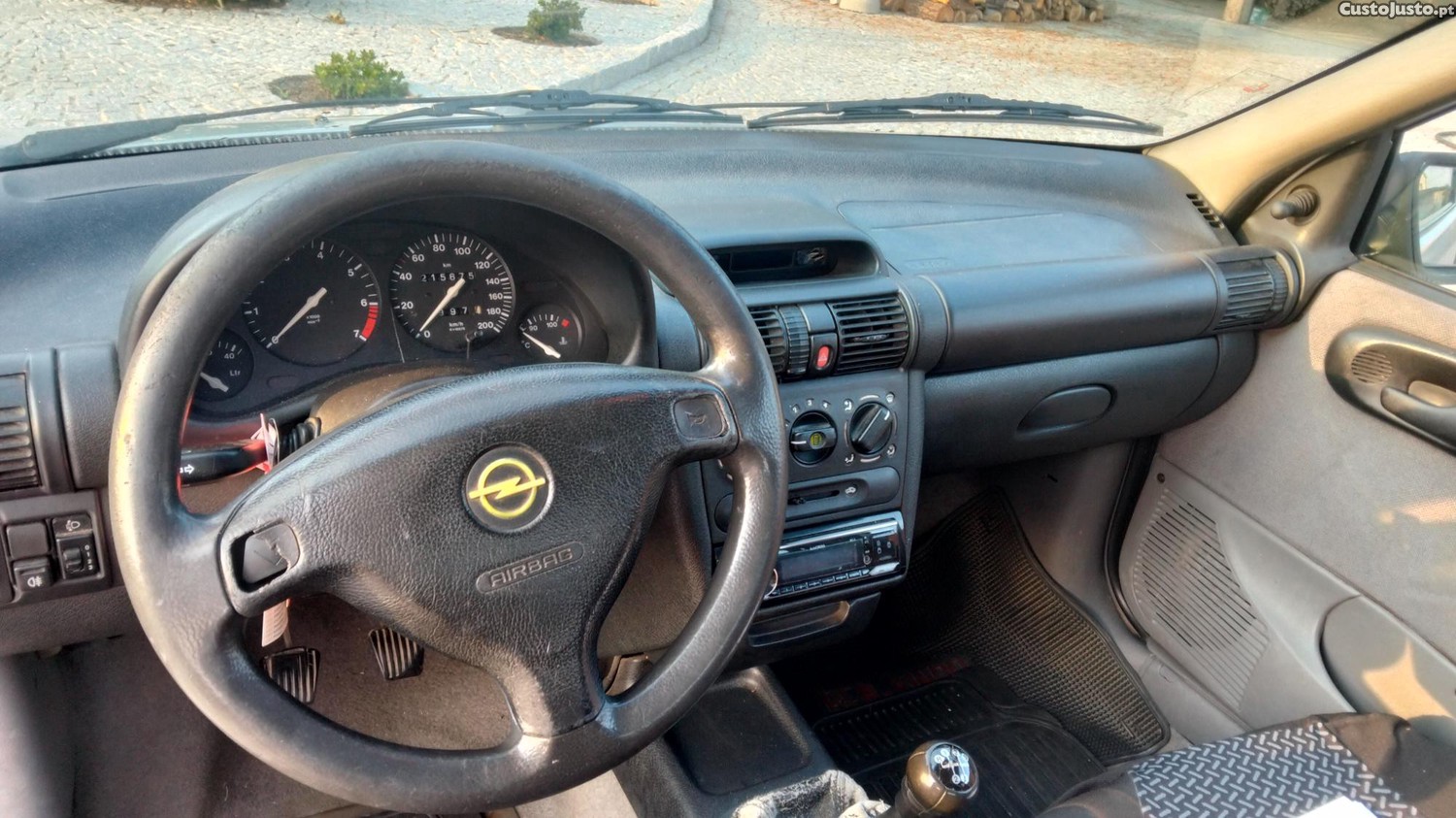 Opel Corsa 1.0 1999 — fotografia 2