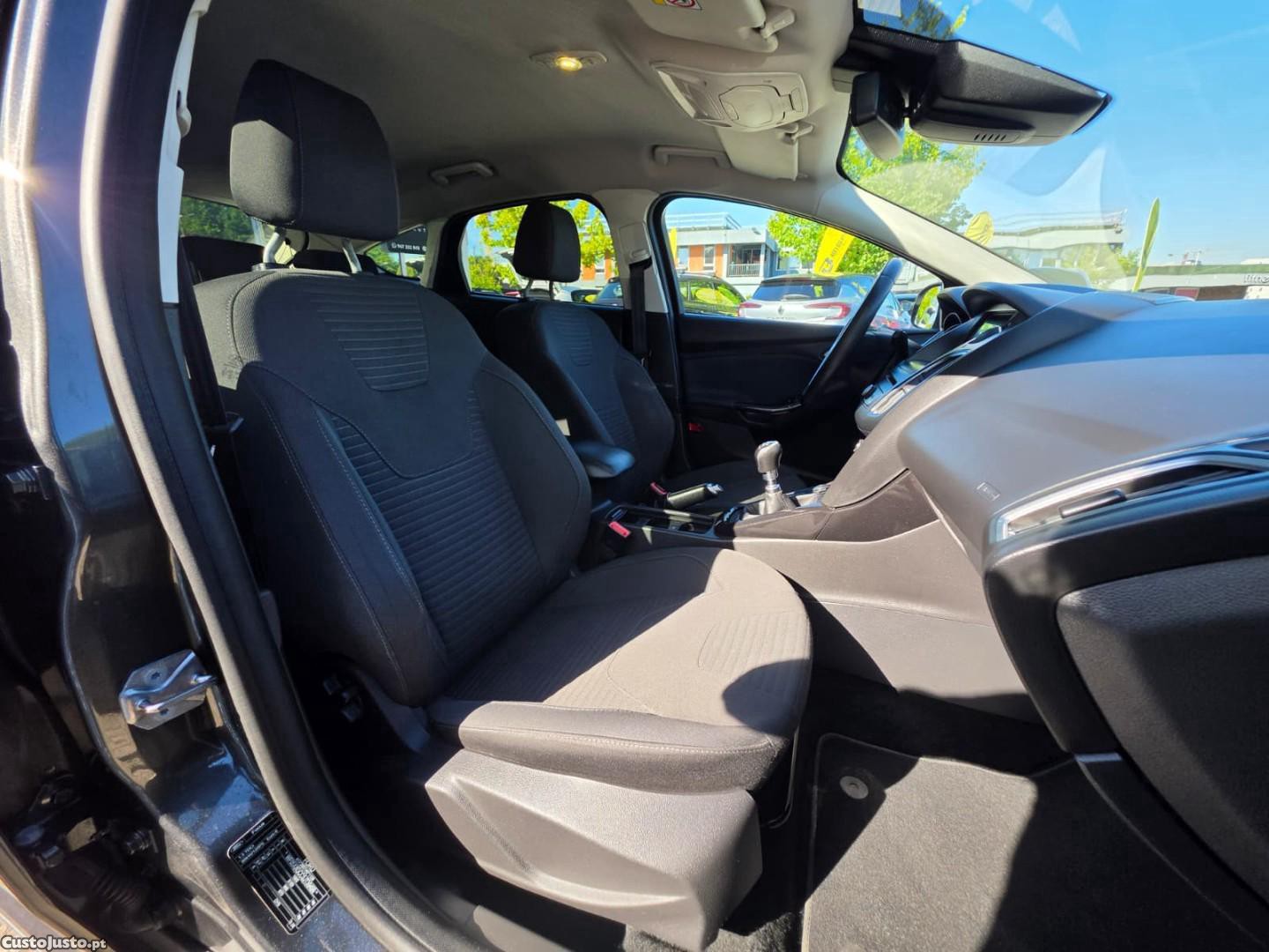 Ford Focus 1.5 TDCi EcoBlue Active — fotografia 9