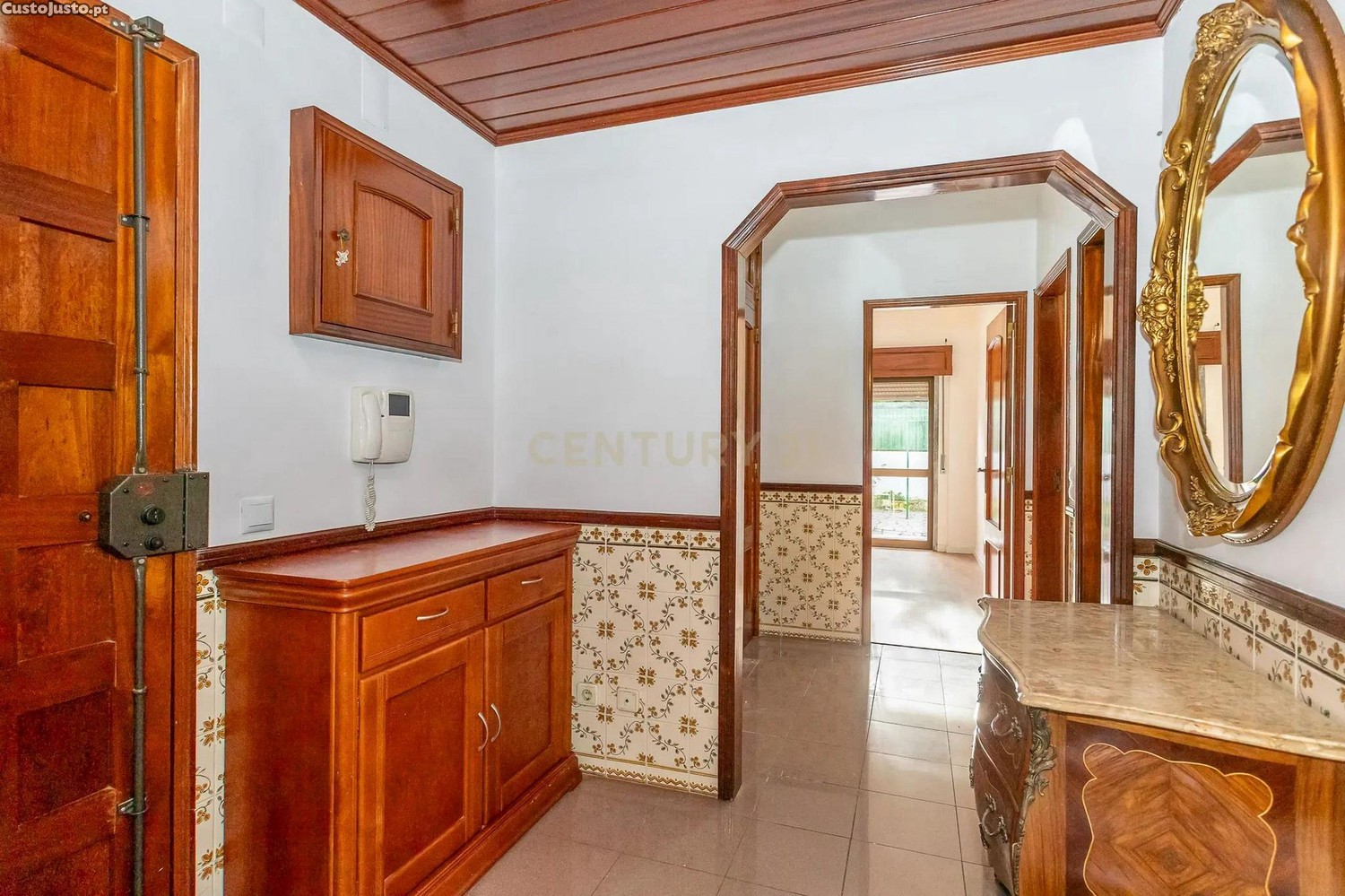 Apartamento T2 com Logradouro em Alcabideche   Conforto e Conveniência