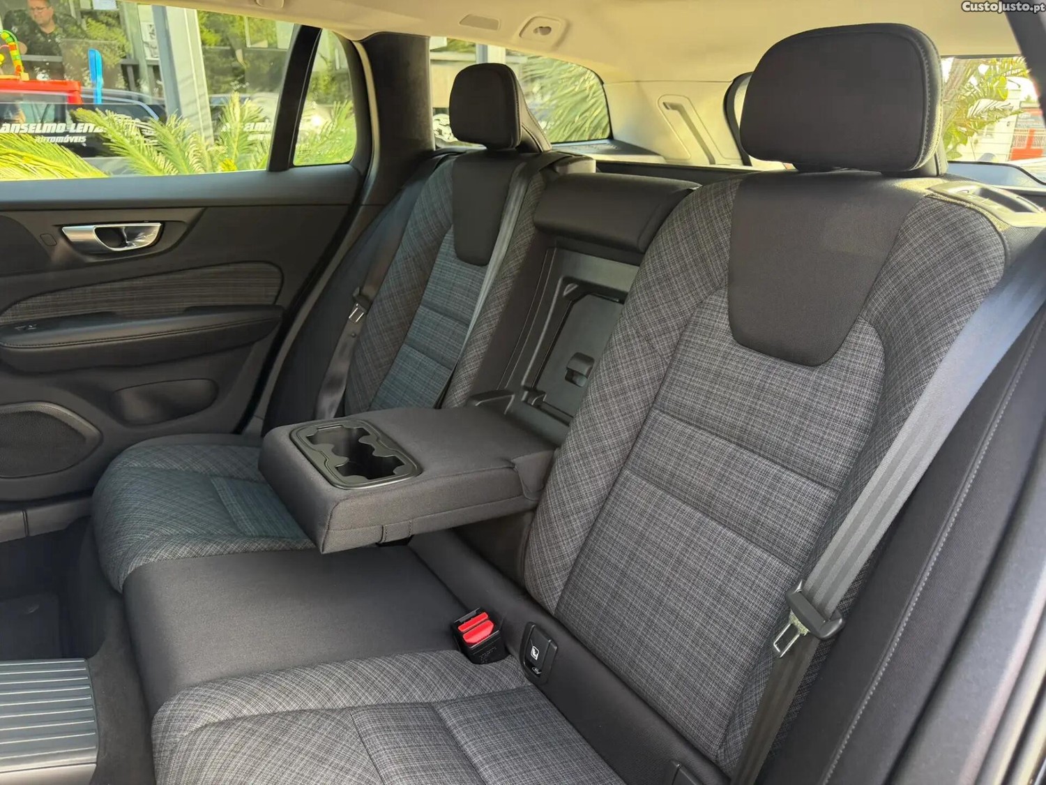 Volvo V60 2.0 T6 AWD TE Essential — fotografia 14