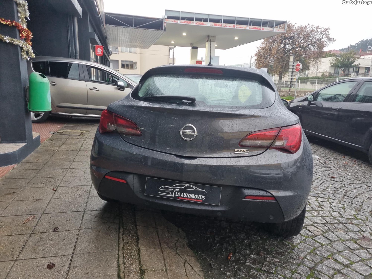 Opel Astra GTC 1.7 CDTI 130CV — fotografia 12