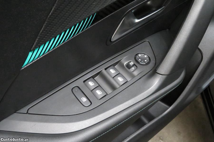 Peugeot 2008 1.2 PureTech Allure — fotografia 8