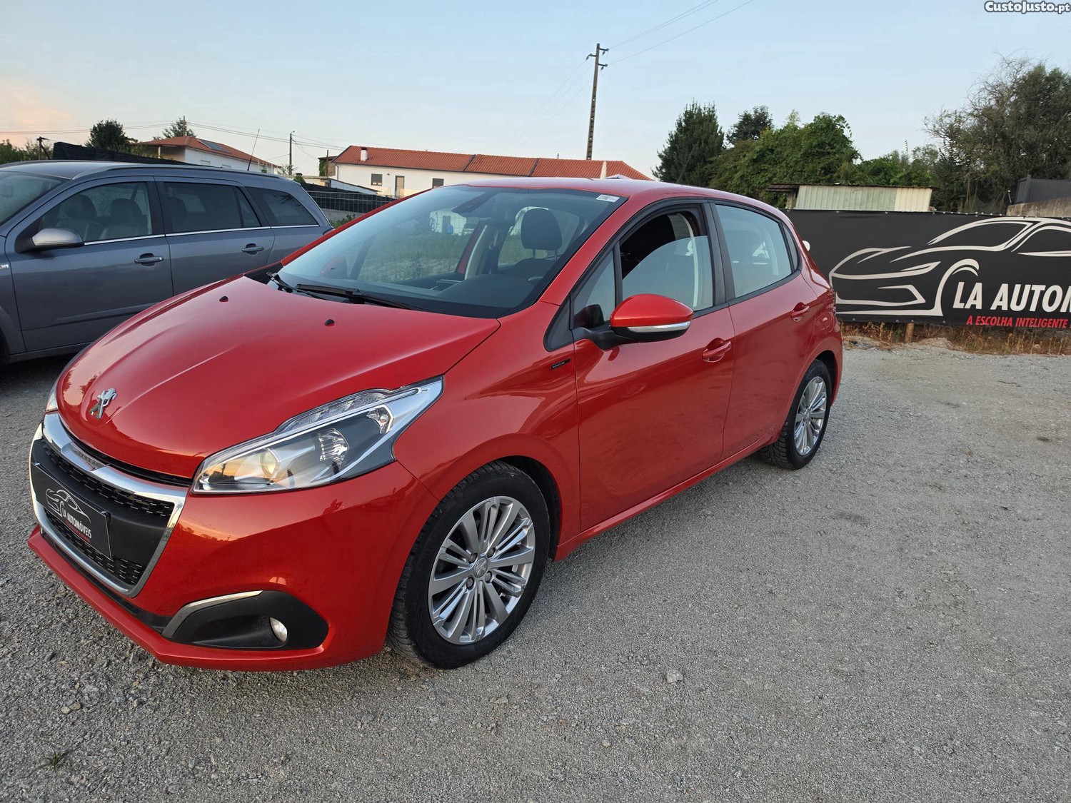 Peugeot 208 1.2 signature 110CVcomo novo — fotografia 14