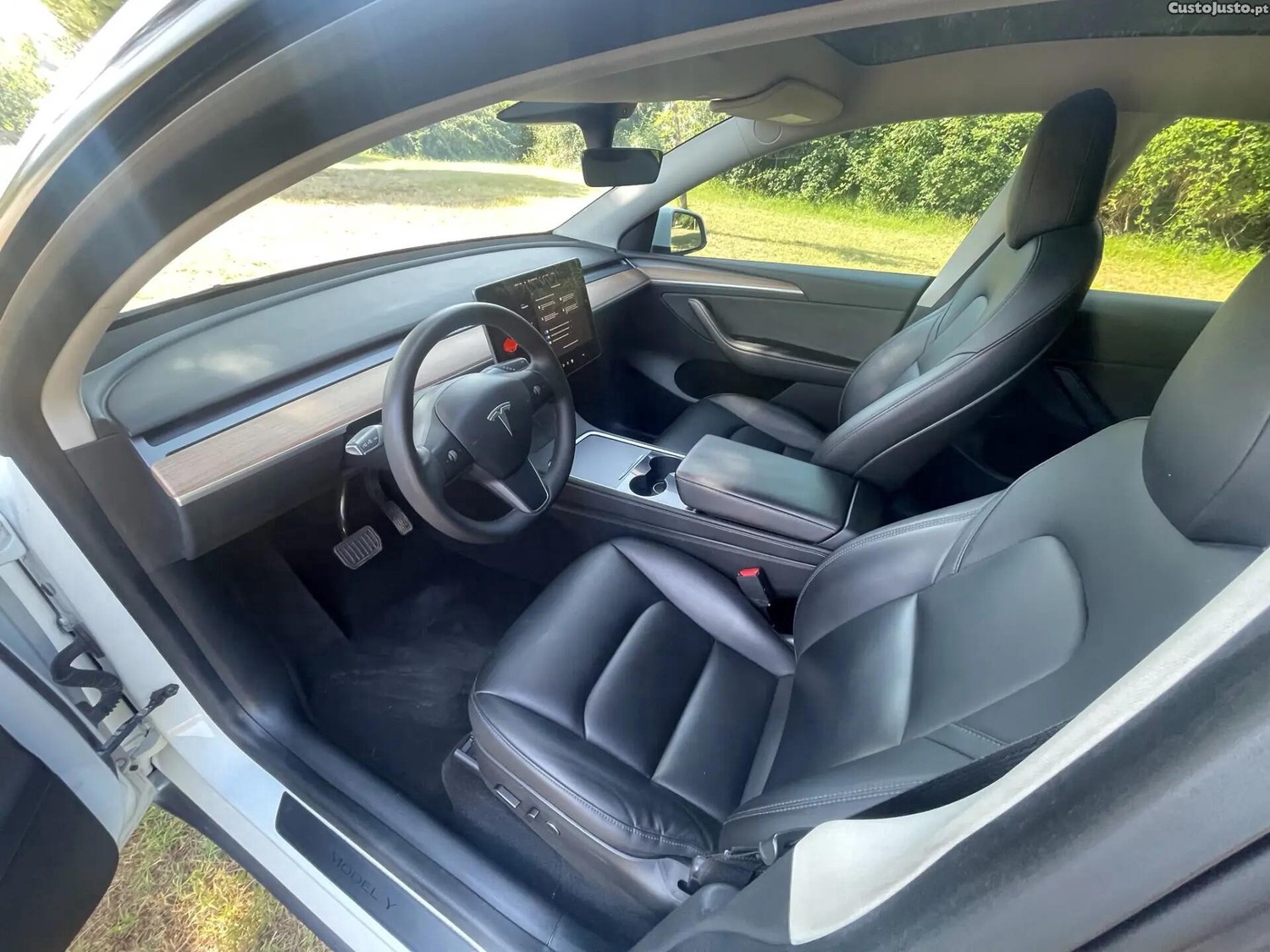 Tesla Model Y Long Range Dual Motor AWD — fotografia 16