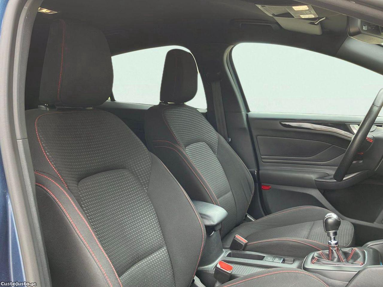 Ford Focus 1.0 EcoBoost MHEV ST-Line — fotografia 5