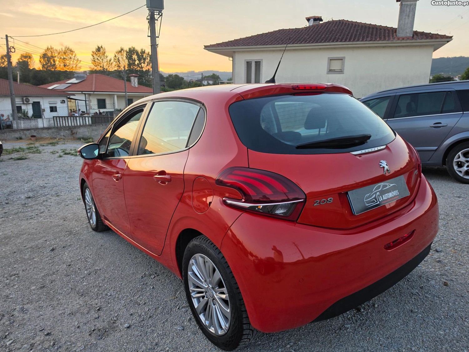 Peugeot 208 1.2 signature 110CVcomo novo — fotografia 10