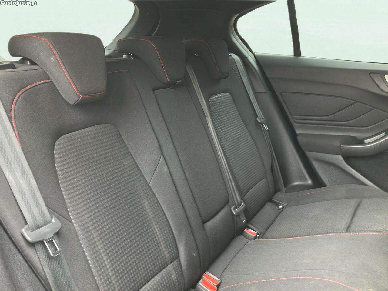 Ford Focus 1.0 EcoBoost MHEV ST-Line — fotografia 4