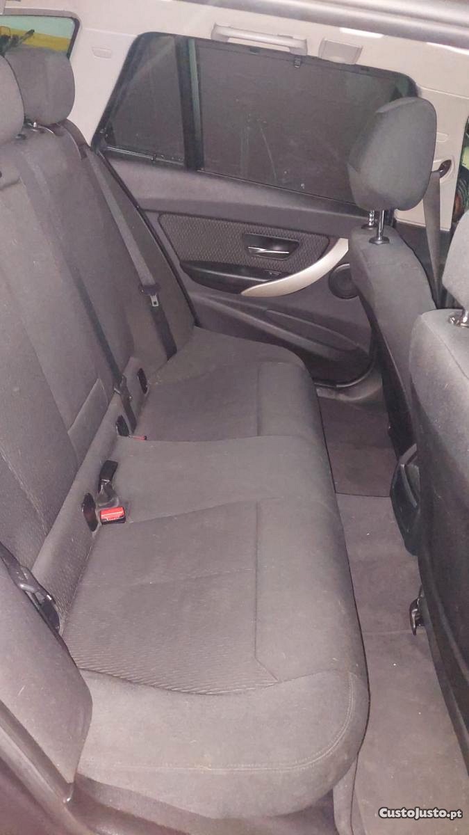 BMW 318 d Touring Automatico — fotografia 2