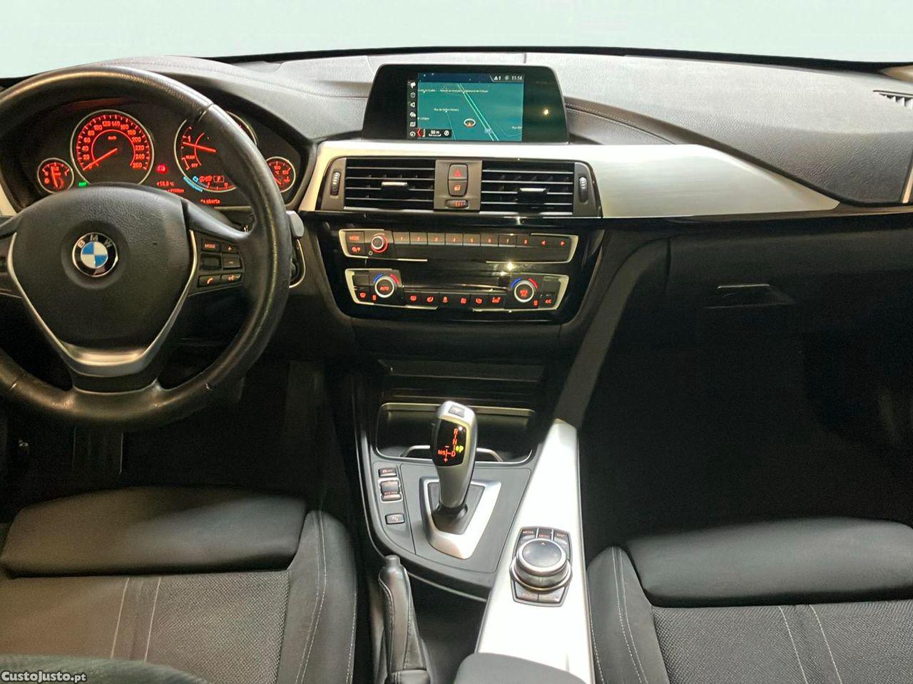 BMW 318 d Line Sport Auto Touring — fotografia 15
