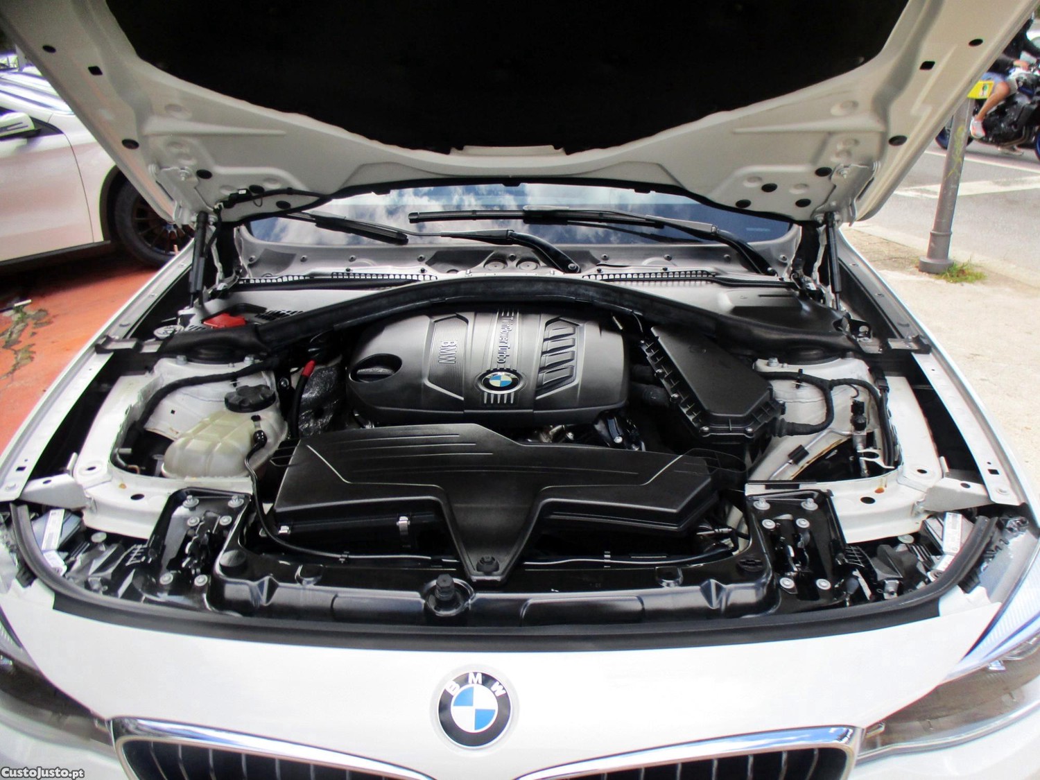 BMW 318 d GT Auto Sport . — fotografia 2