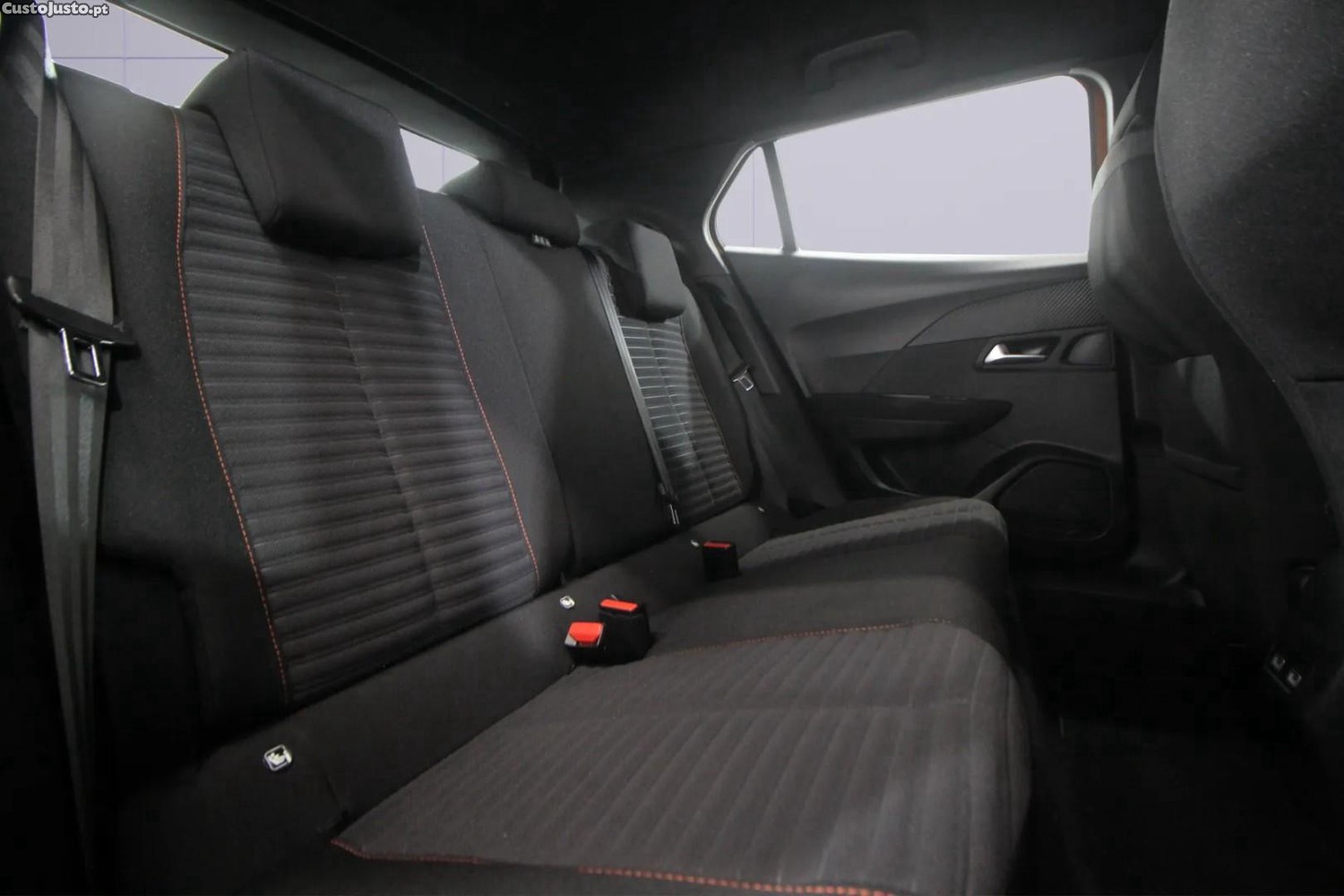 Peugeot e-2008 50 kWh Active Pack — fotografia 3