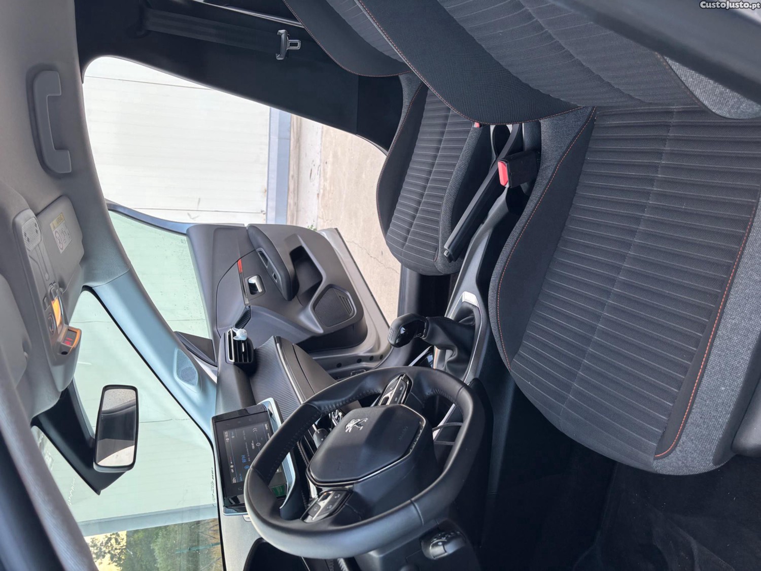 Peugeot 208 1.2 — fotografia 2