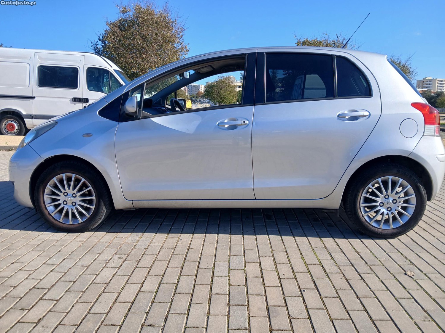 Toyota Yaris 1.3 VVTi Nacional Fiabilidade Caixa de 6 Velocidades — fotografia 9