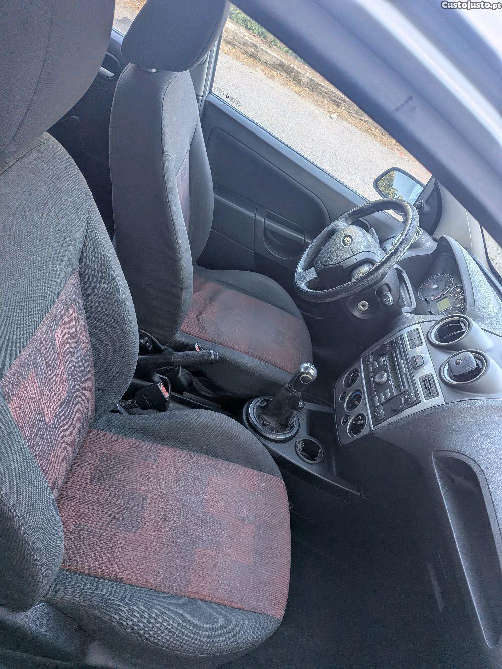 Ford Fiesta () — fotografia 4