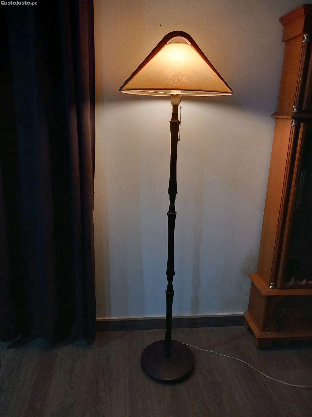 Candeeiro pé sala