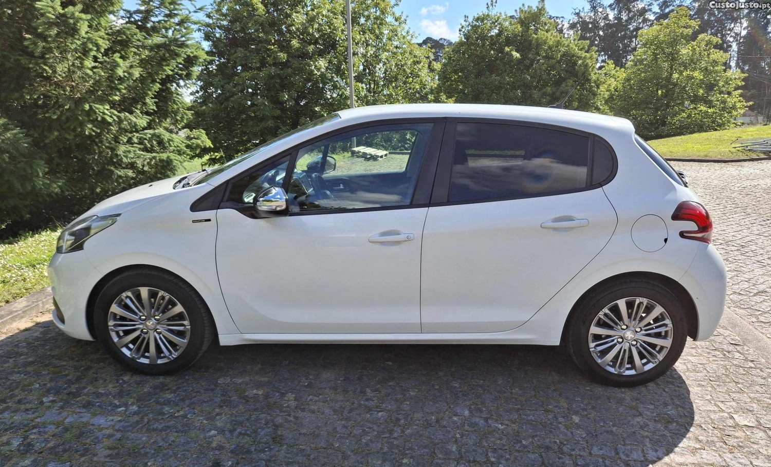 Peugeot 208 1.5 HDi Signiture 102cv (TROCA) — photo 2