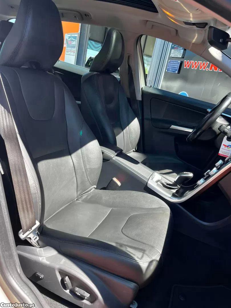 Volvo XC 60 2.0 d4 momentum geartronic — fotografia 7