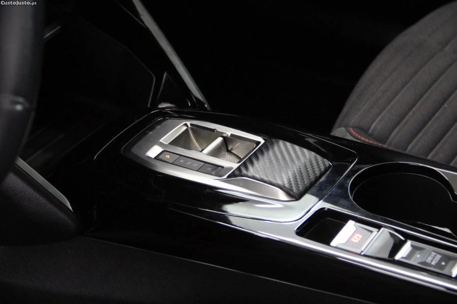 Peugeot e-2008 50 kWh Active Pack — fotografia 8