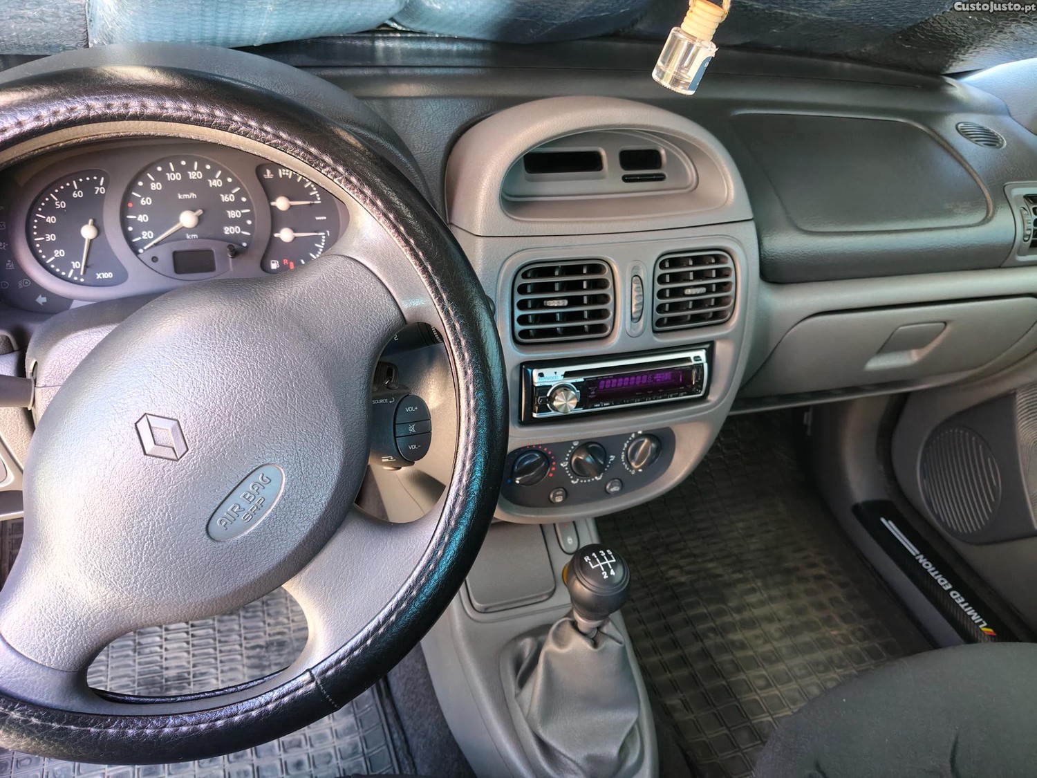 Renault Clio 1.9D — fotografia 4