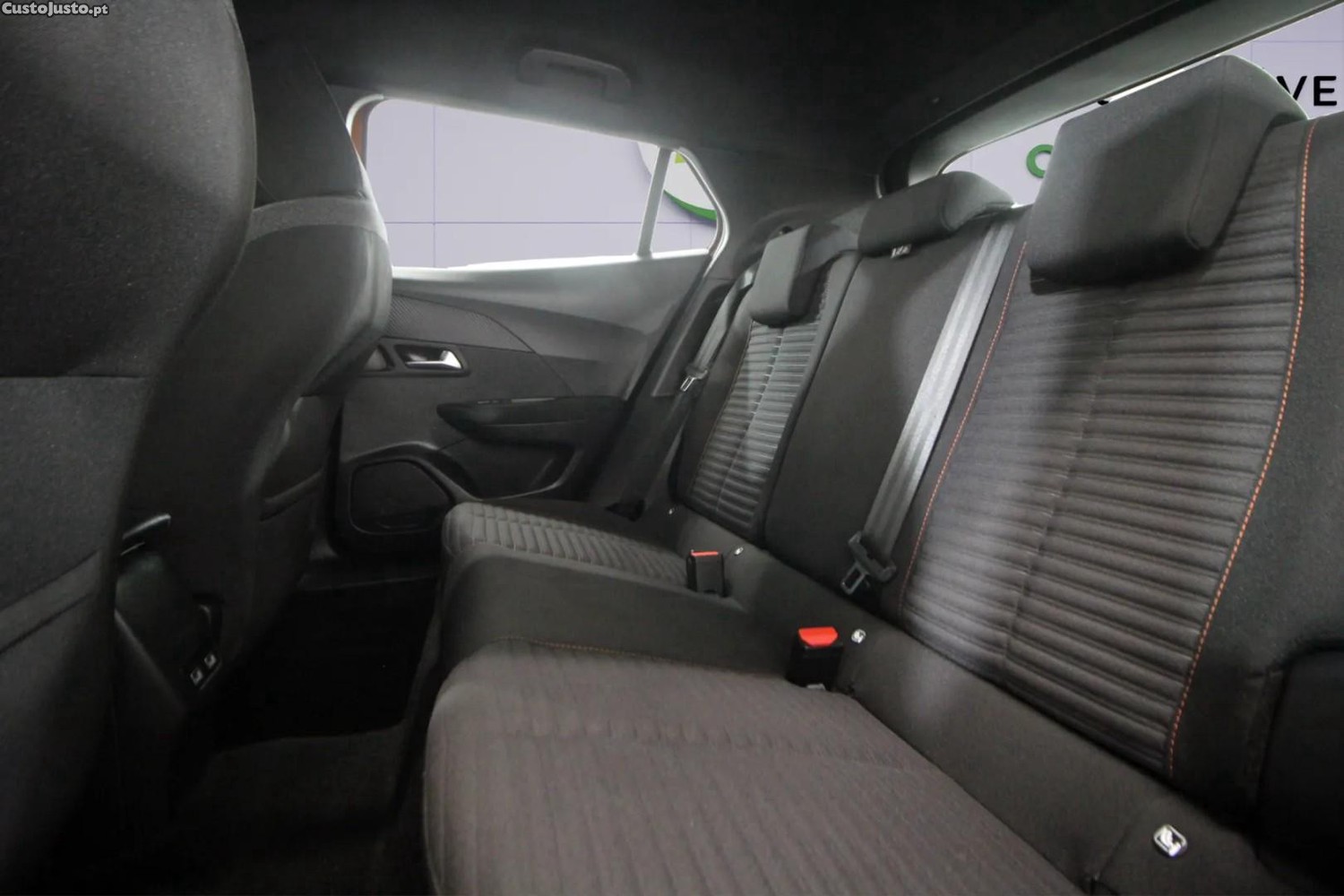 Peugeot e-2008 50 kWh Active Pack — fotografia 4