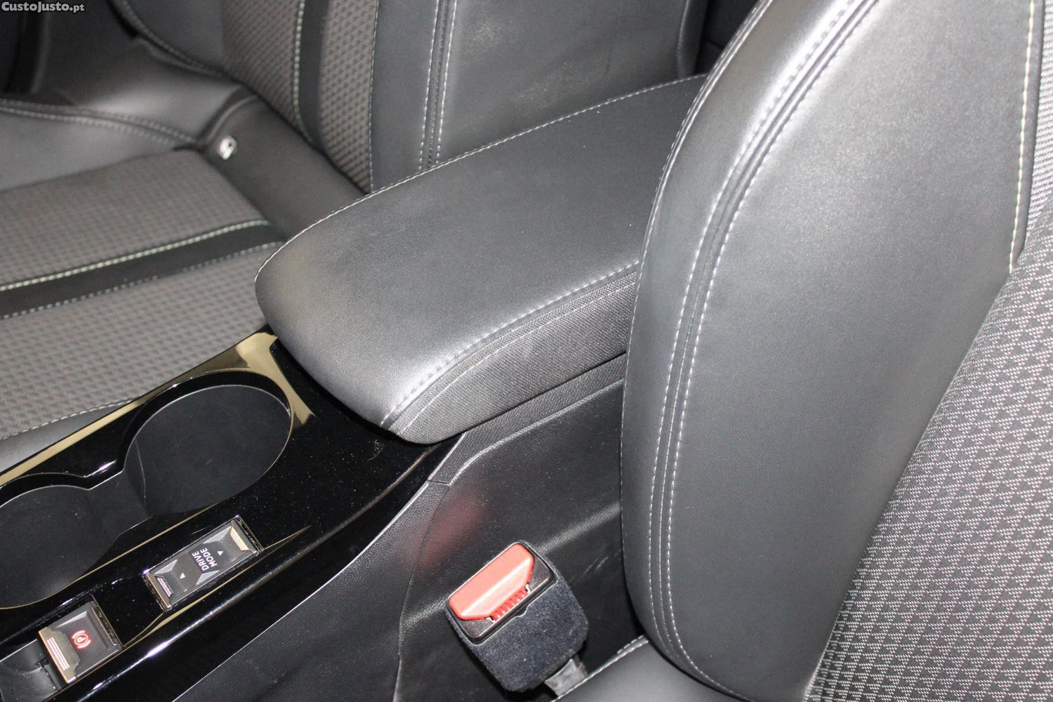 Peugeot 208 1.5 BlueHDI GT — fotografia 9