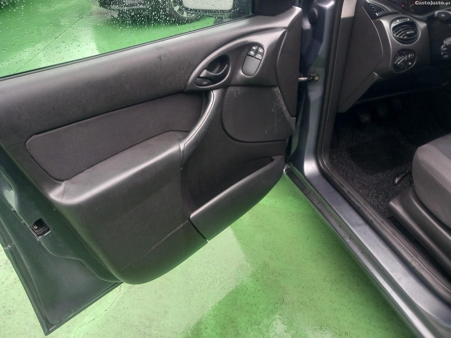 Ford Focus 1.4 Ambiente — fotografia 17