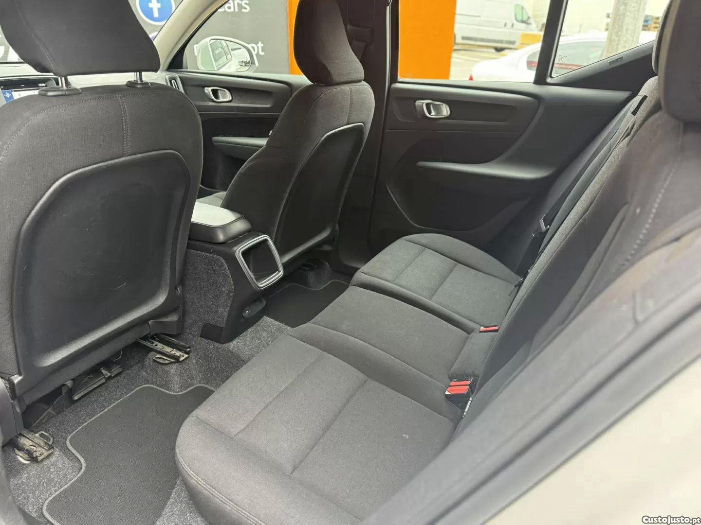 Volvo XC 40 2.0 d3 momentum core — fotografia 2