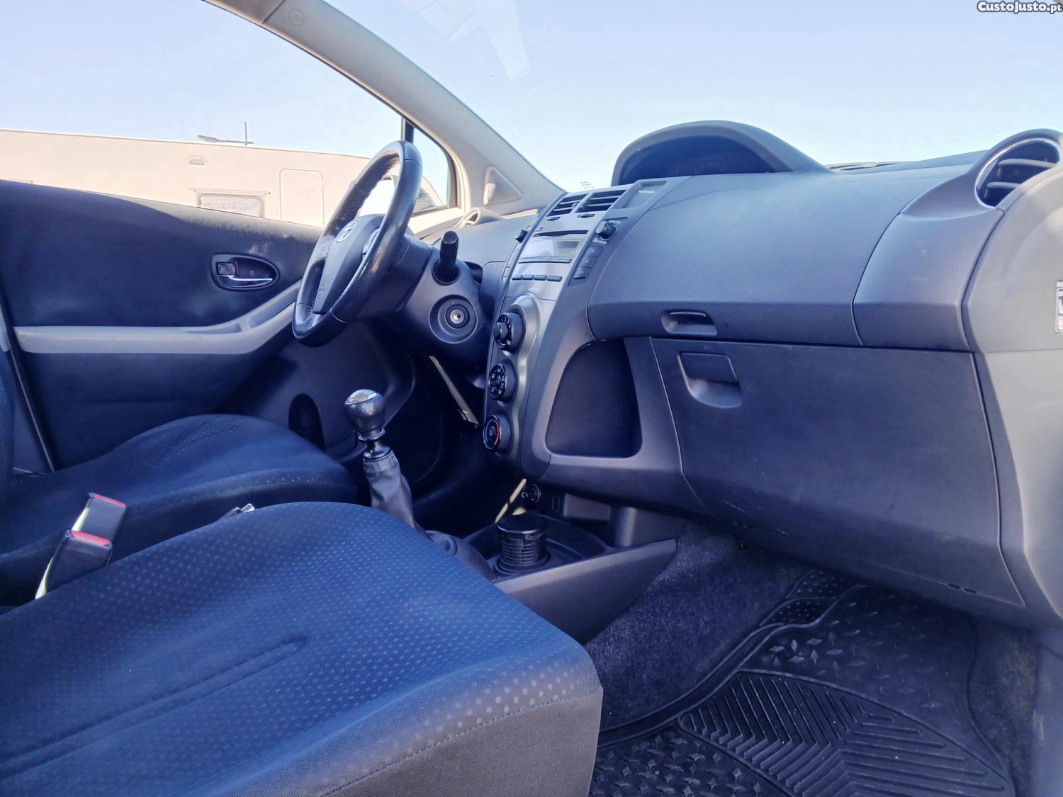 Toyota Yaris 1.3 VVTi Nacional Fiabilidade Caixa de 6 Velocidades — fotografia 5