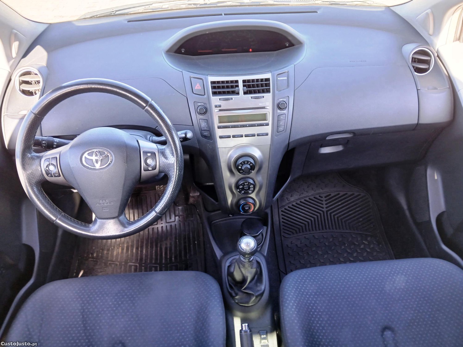Toyota Yaris 1.3 VVTi Nacional Fiabilidade Caixa de 6 Velocidades — fotografia 2
