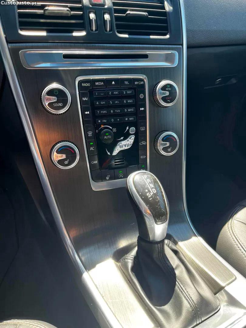 Volvo XC 60 2.0 d4 momentum geartronic — fotografia 12