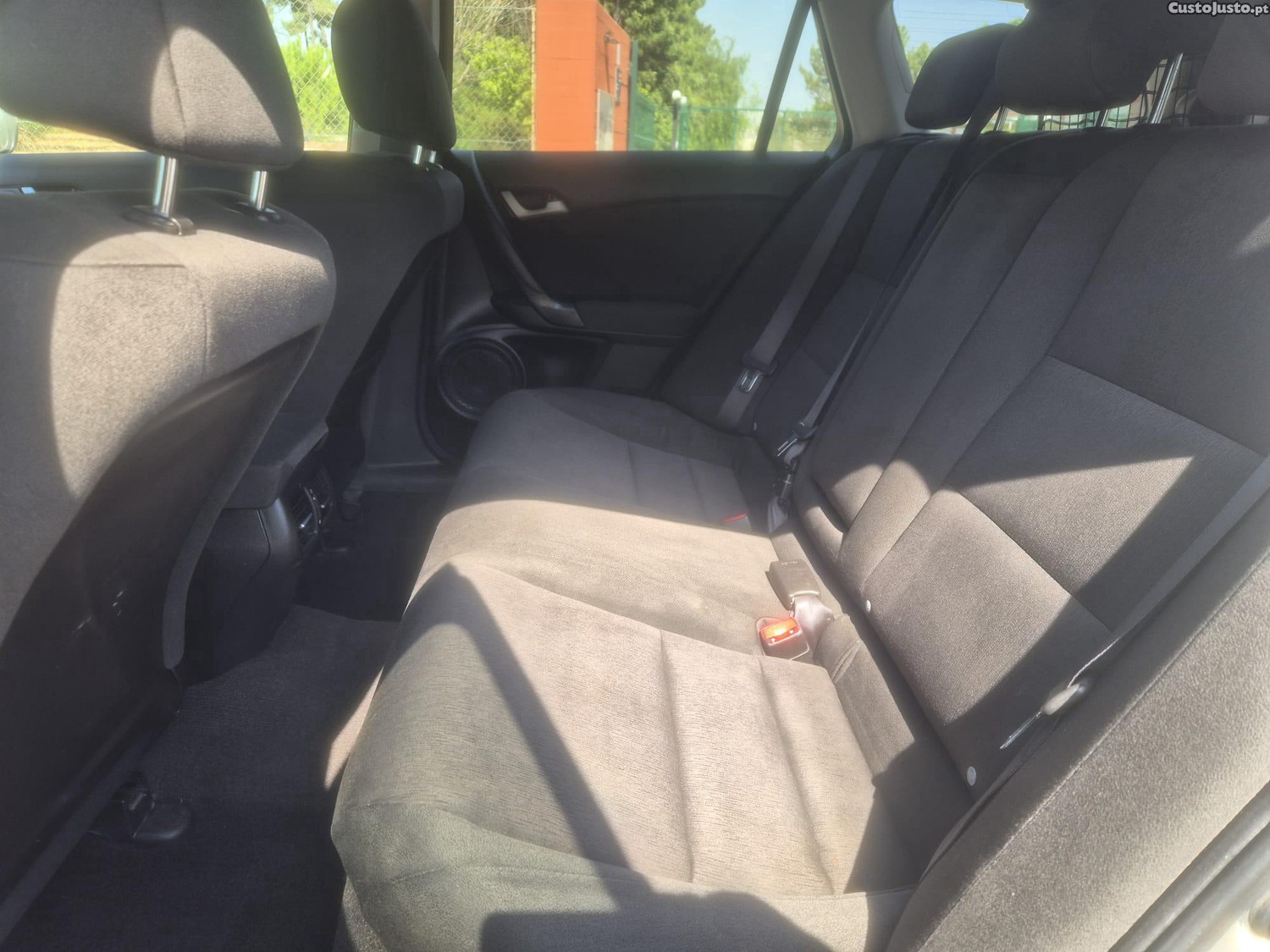 Honda Accord 2.2 I-Dtec — fotografia 4