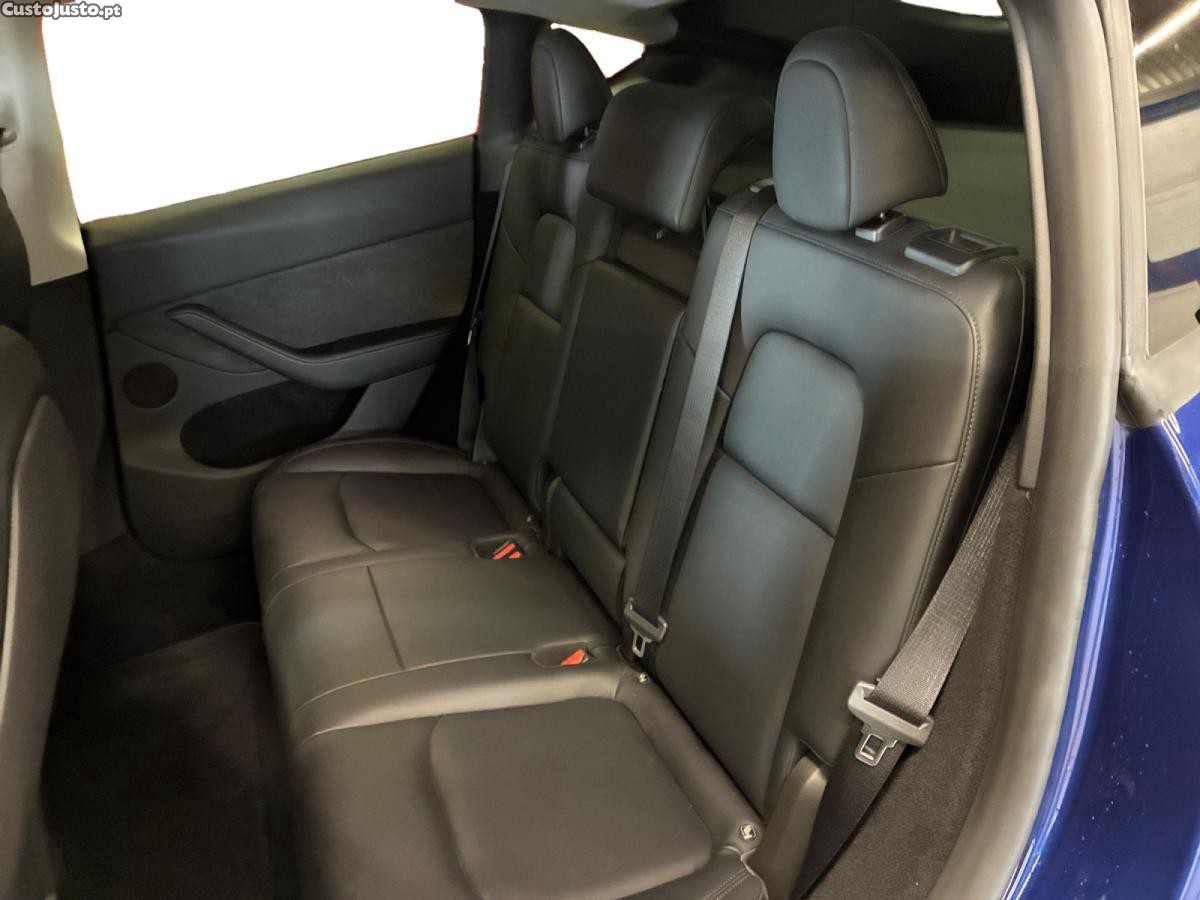 Tesla Model Y Standard RWD — fotografia 5