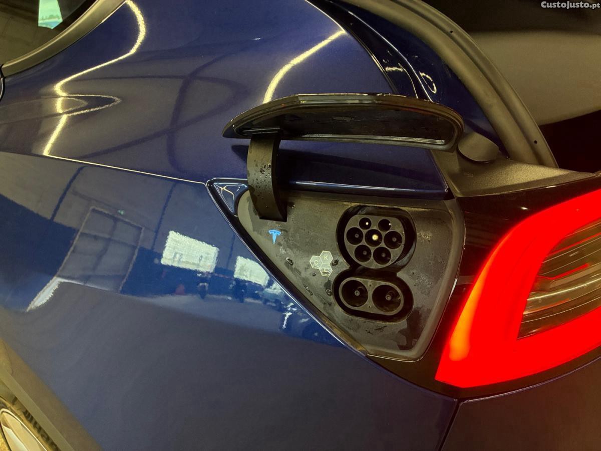 Tesla Model Y Standard RWD — fotografia 3