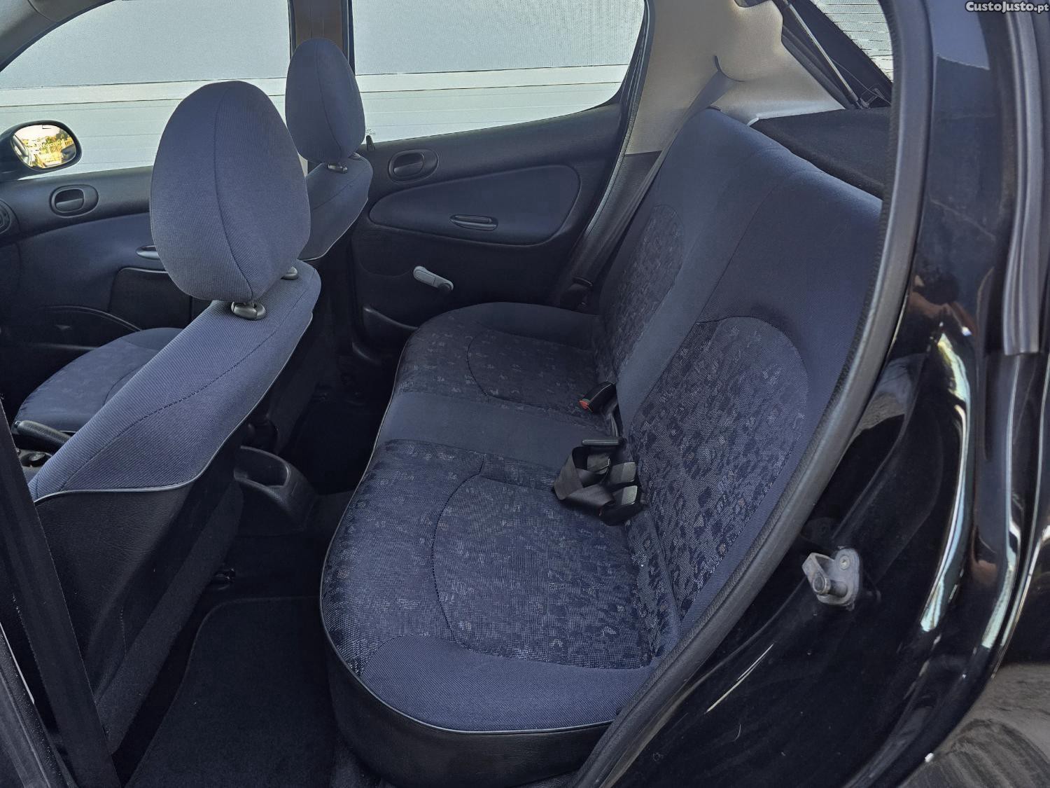 Peugeot 206 1.1 XT — fotografia 2