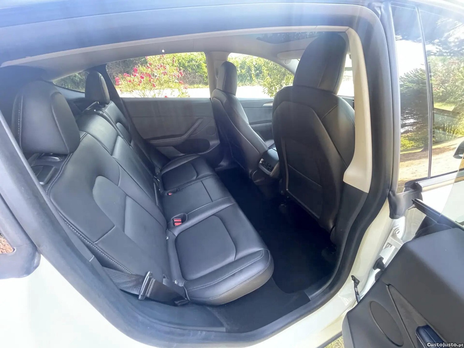 Tesla Model Y Long Range Dual Motor AWD — fotografia 10