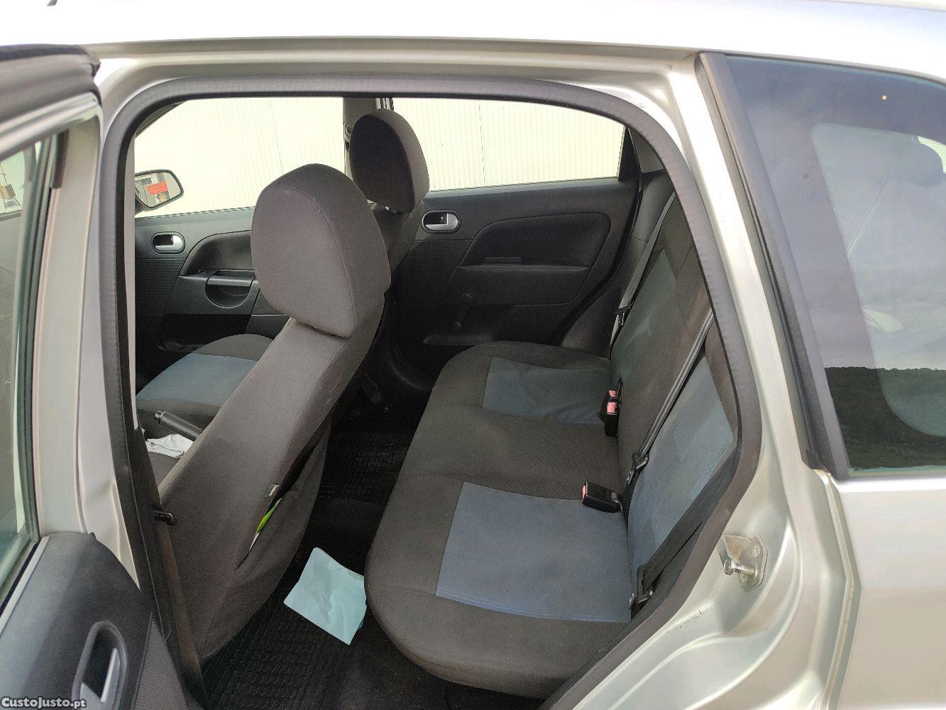 Ford Fiesta 1.4 Tdci Futura — fotografia 3