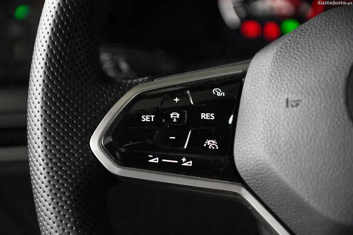 Volkswagen Golf 1.5 eTSI OPF DSG R-Line — fotografia 5