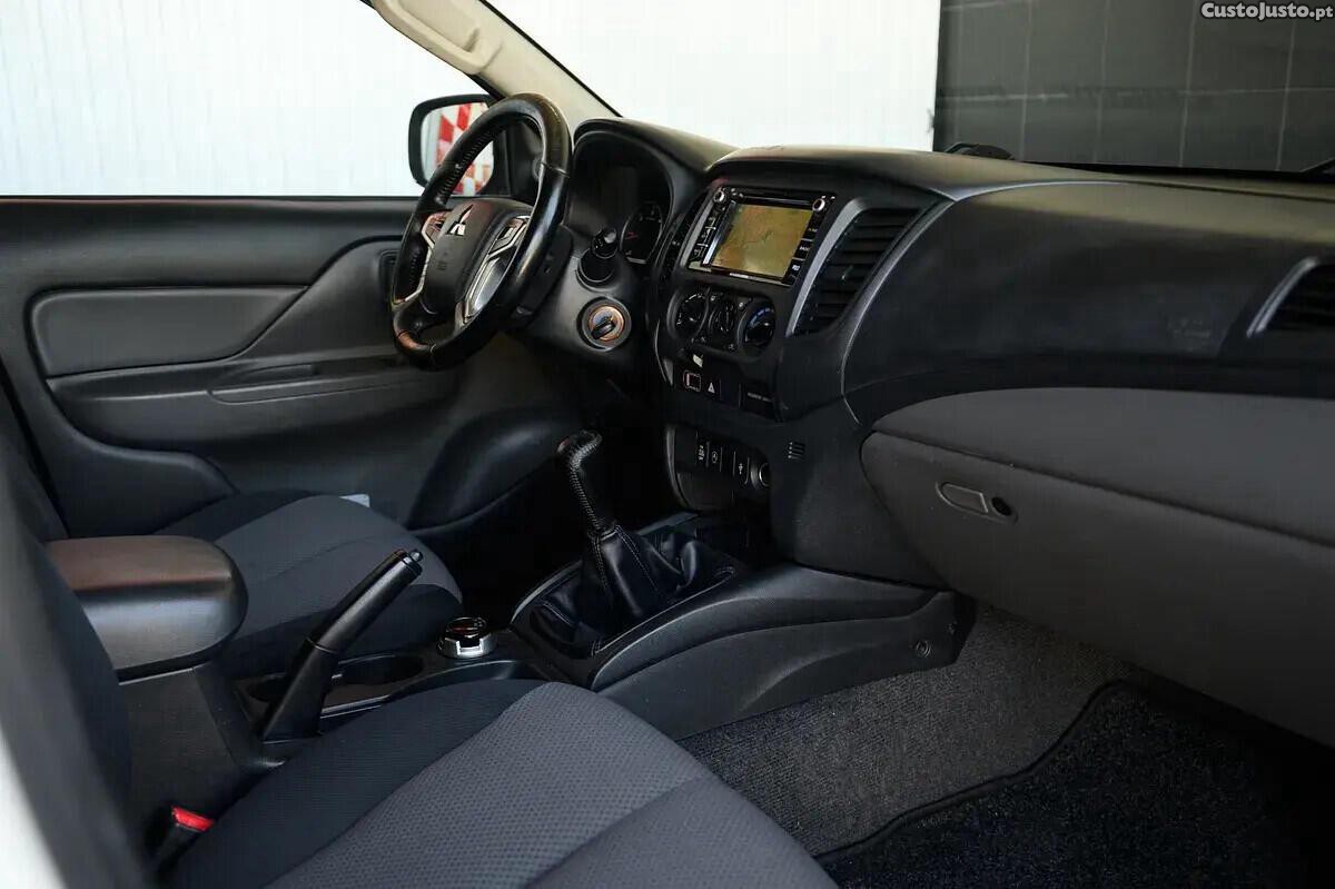Mitsubishi L200 2.4 DI-D Club Invite Strakar Look 4WD — fotografia 7