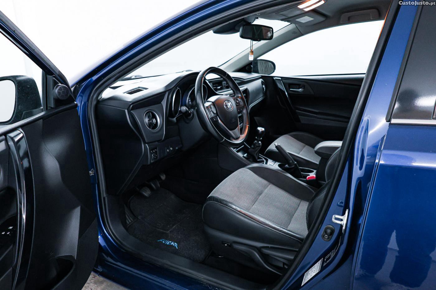 Toyota Auris 1.6 D-4D Executive — fotografia 9