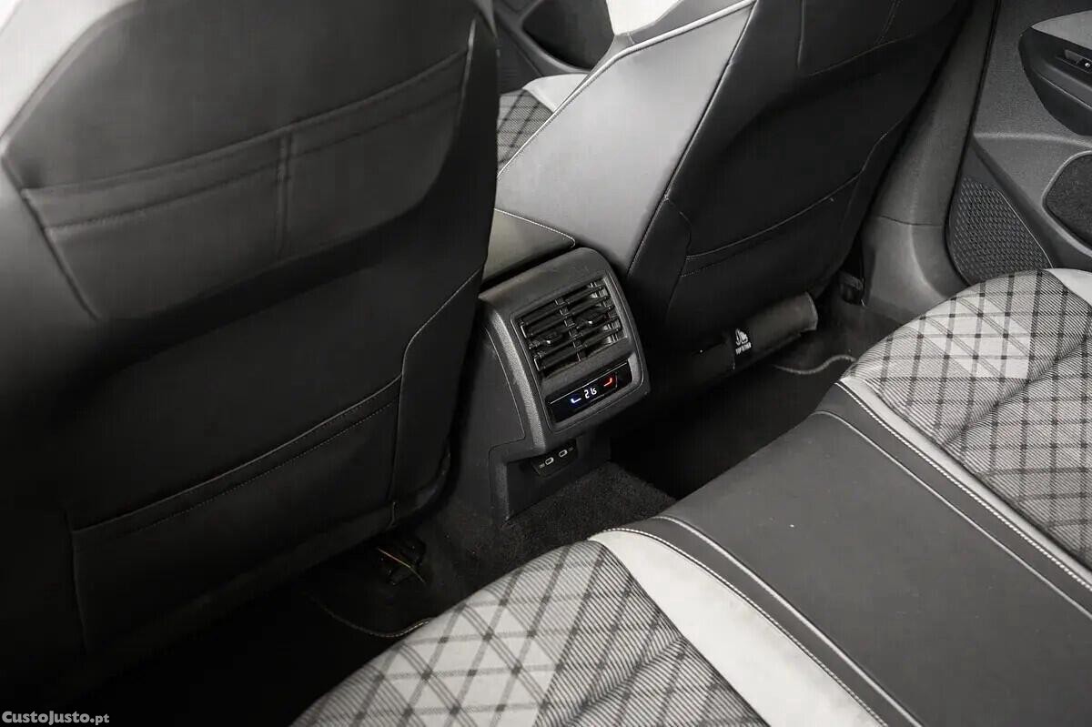 Volkswagen Golf 1.5 eTSI OPF DSG R-Line — fotografia 7