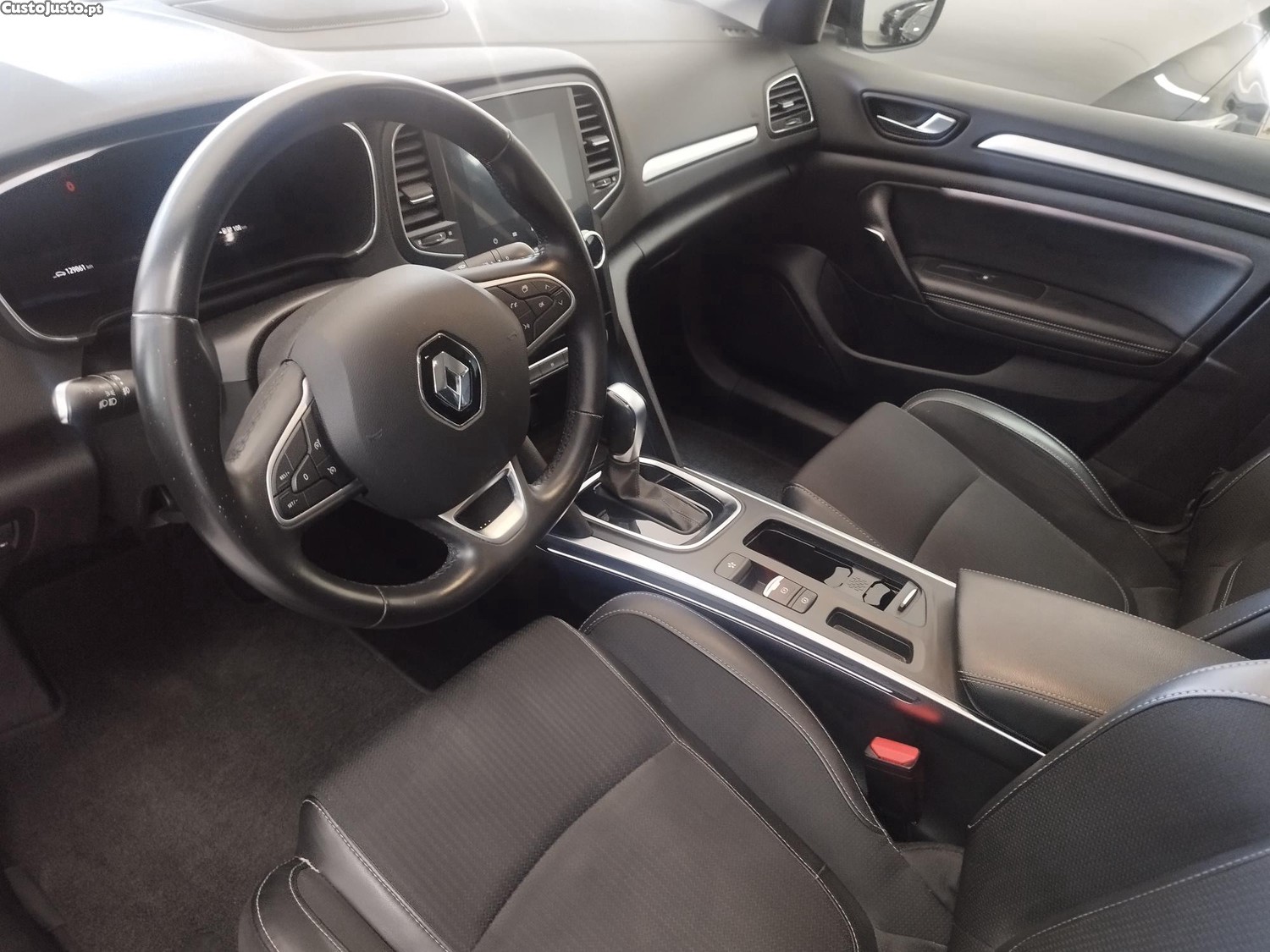 Renault Mégane sports tourer e-tech — fotografia 3