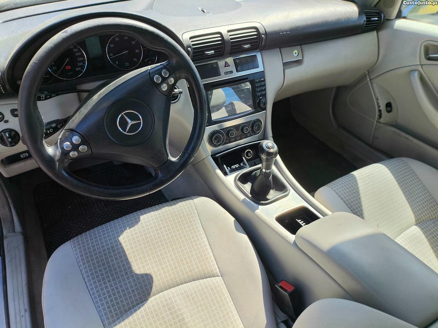 Mercedes-Benz C 180 coupe — fotografia 2