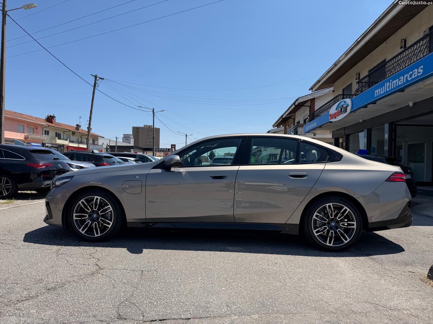 BMW 530 e Pack Desportivo M Pro — fotografia 24