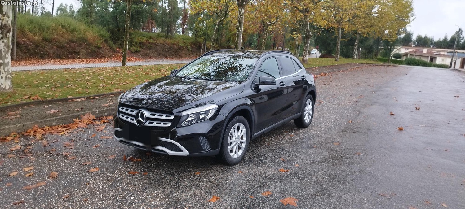 Mercedes-Benz GLA 180 Câmara 360 º  Estacionamento automático Impecável!