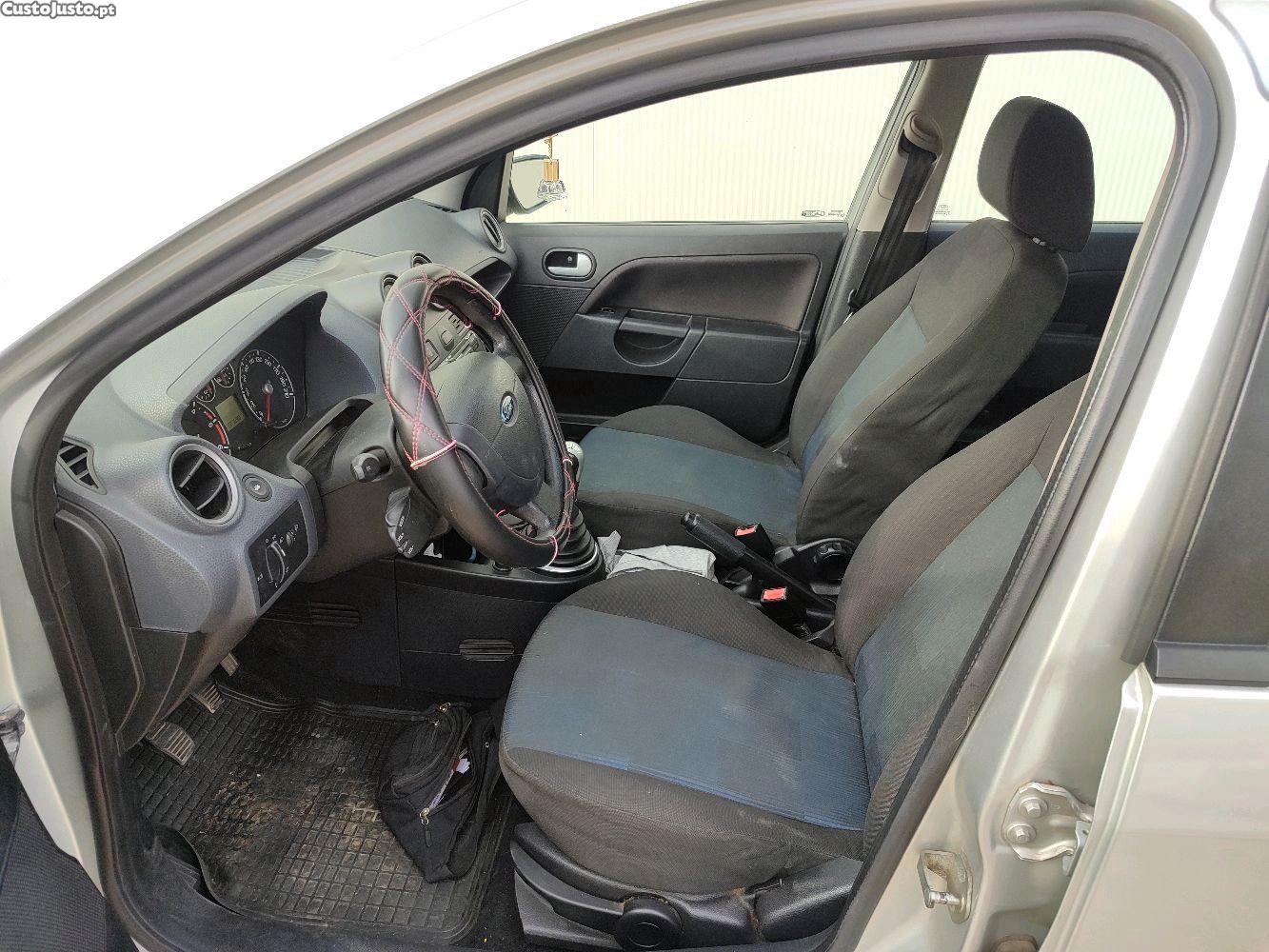 Ford Fiesta 1.4 Tdci Futura — fotografia 4