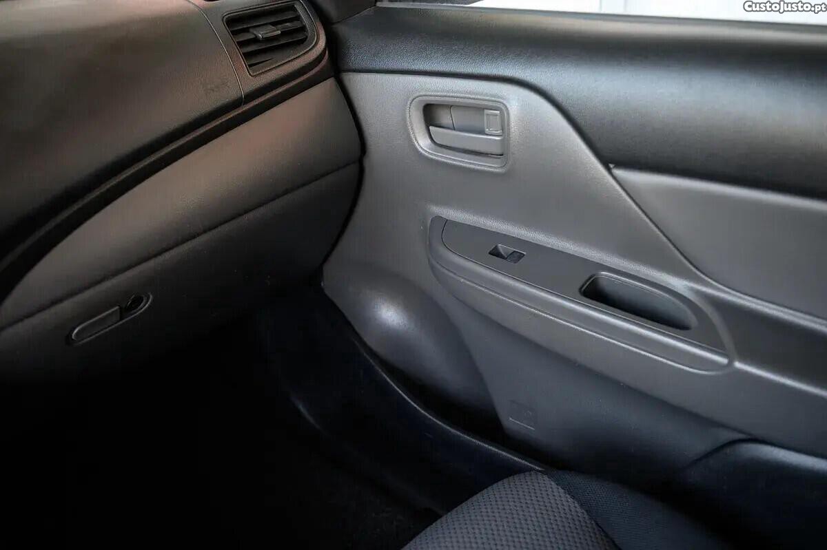 Mitsubishi L200 2.4 DI-D Club Invite Strakar Look 4WD — fotografia 14