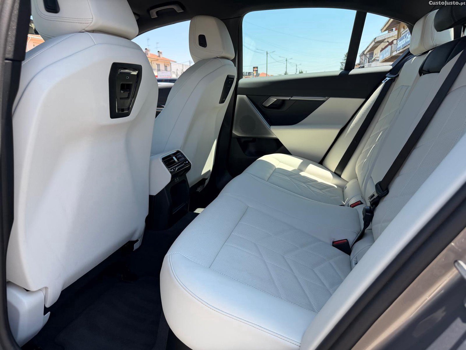 BMW 530 e Pack Desportivo M Pro — fotografia 17