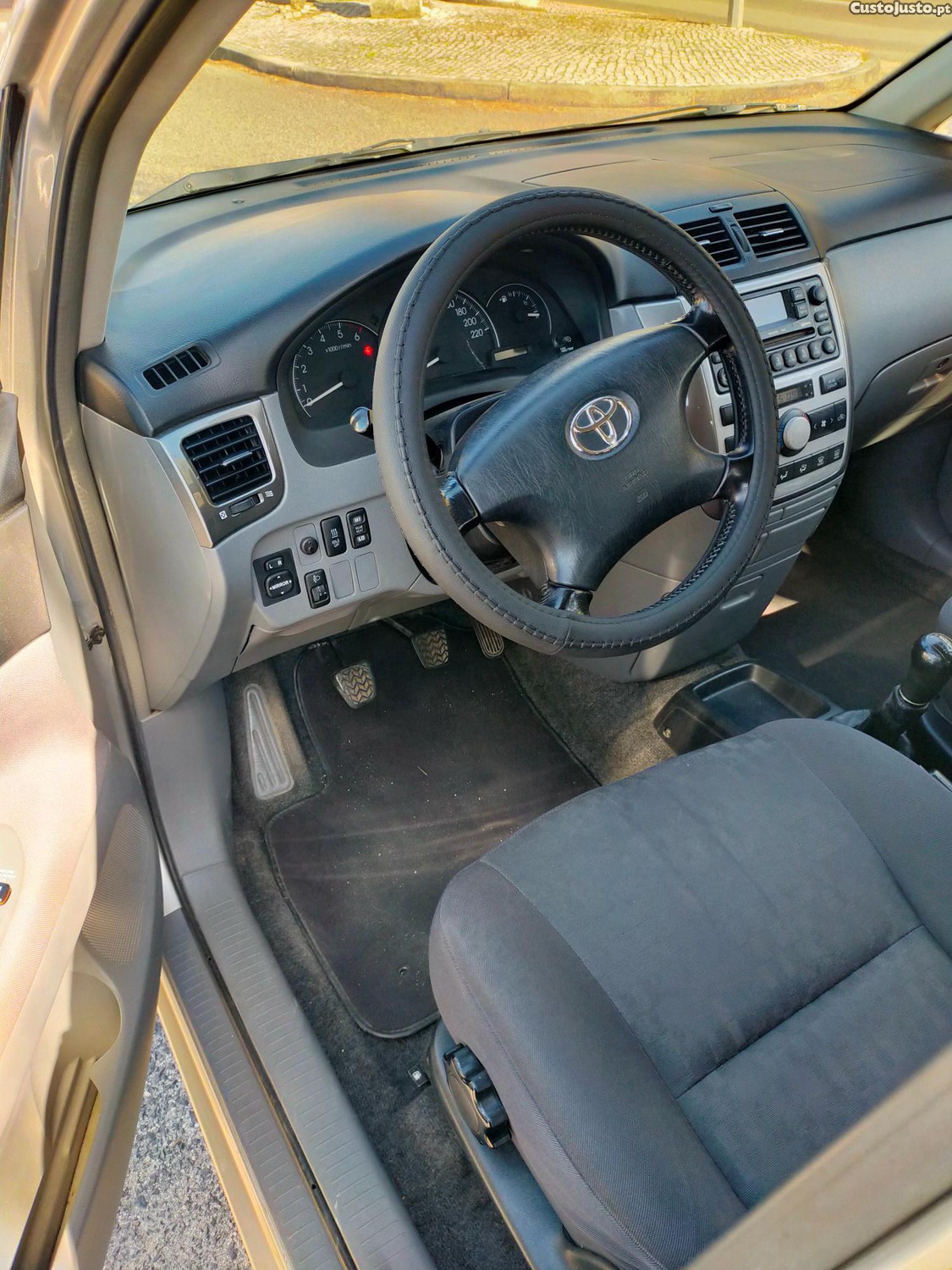 Toyota Avensis Verso — fotografia 3